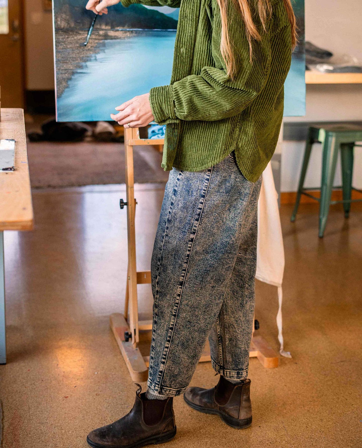 Artists painting in Ripton Mercury Jantalones with a green overshirt. 