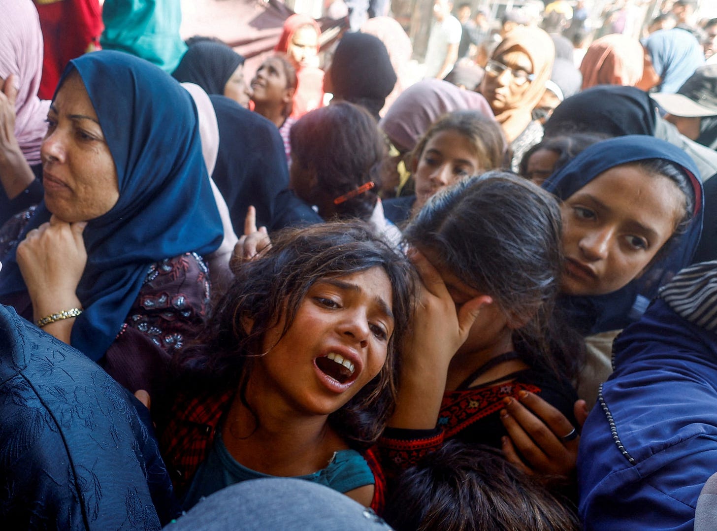 Chaotic scenes as hungry Palestinians scramble for bread in Gaza ...