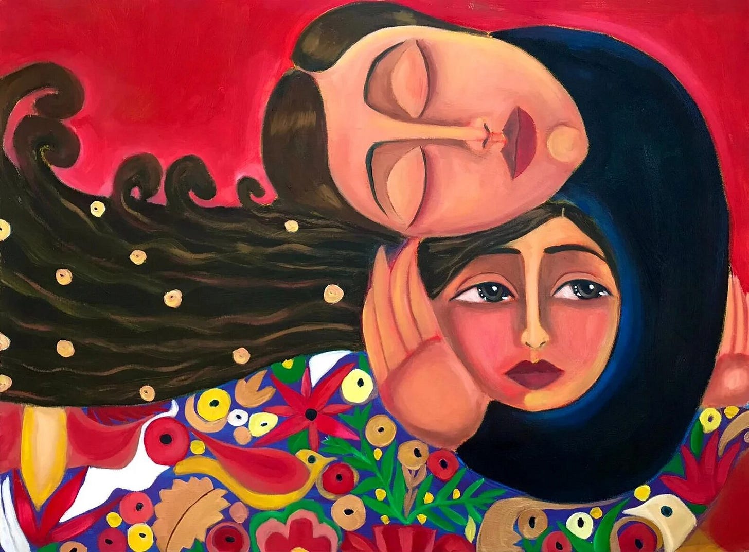 Dipinto su sfondo rosso: due donne si abbracciano, una chiude gli occhi mentre tiene tra le mani la testa dell'altra, che ha lunghi capelli castani, grandi occhi tristi e indossa una veste decorata con fiori, uccelli colorati e foglie verdi.