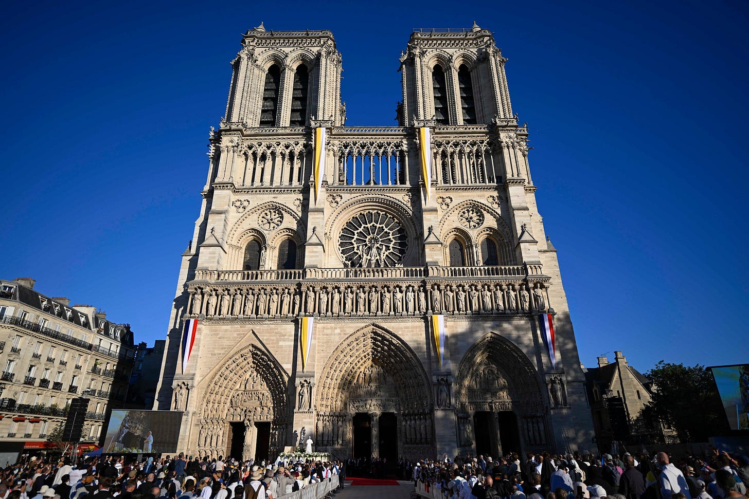 Crowds fill the square in front of Notre-Dame de Paris Crowds fill the square in front of Notre-Dame de Paris