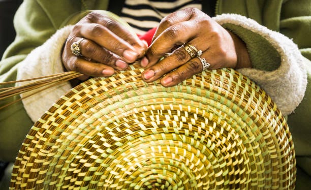 sweetgrass basket making - sweetgrass baskets stock pictures, royalty-free photos & images