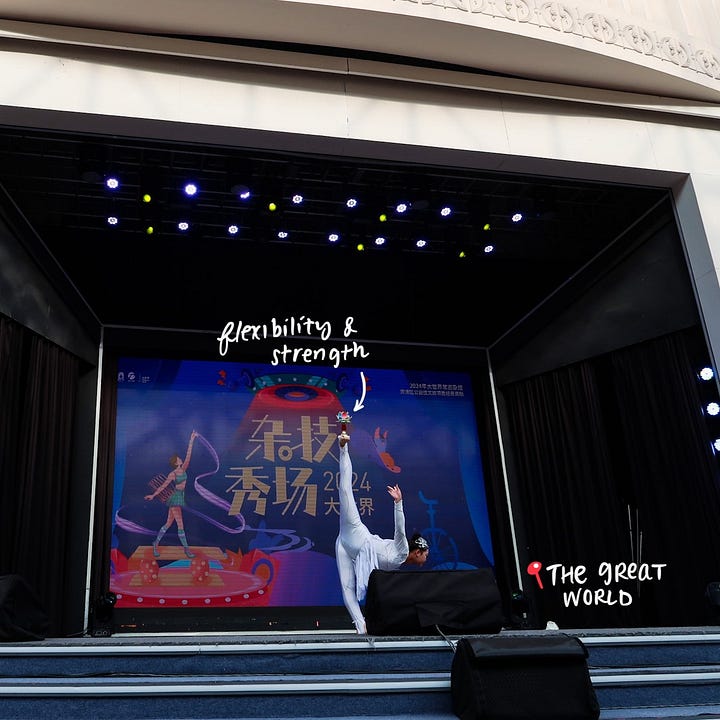 Free acrobatics show in The Great World