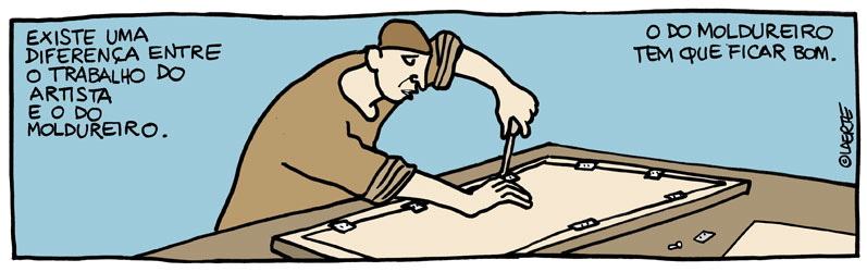 tirinha da laerte que mostra uma pessoa colocando uma moldura em um quadro. sobre fundo azul, tem o texto: "existe uma diferença entre o trabalho do artista e o do moldureiro. o do moldureiro tem que ficar bom"