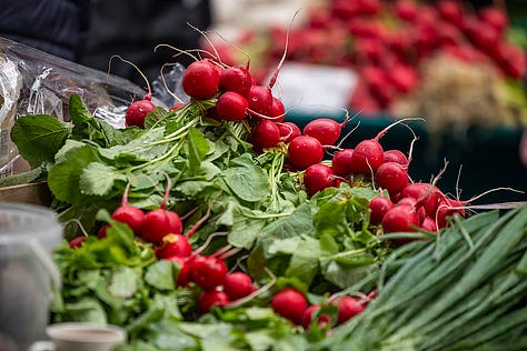 Această selecție urmărește legumele de sezon și felul în care piața devine, la început de aprilie, una dintre cele mai vii imagini ale primăverii urbane. Tarabele pline de verdețuri, salată, ridichi și ceapă verde vorbesc despre prospețime, despre ritmul sezonului și despre apropierea unei perioade în care aceste gusturi simple revin firesc pe mesele oamenilor.