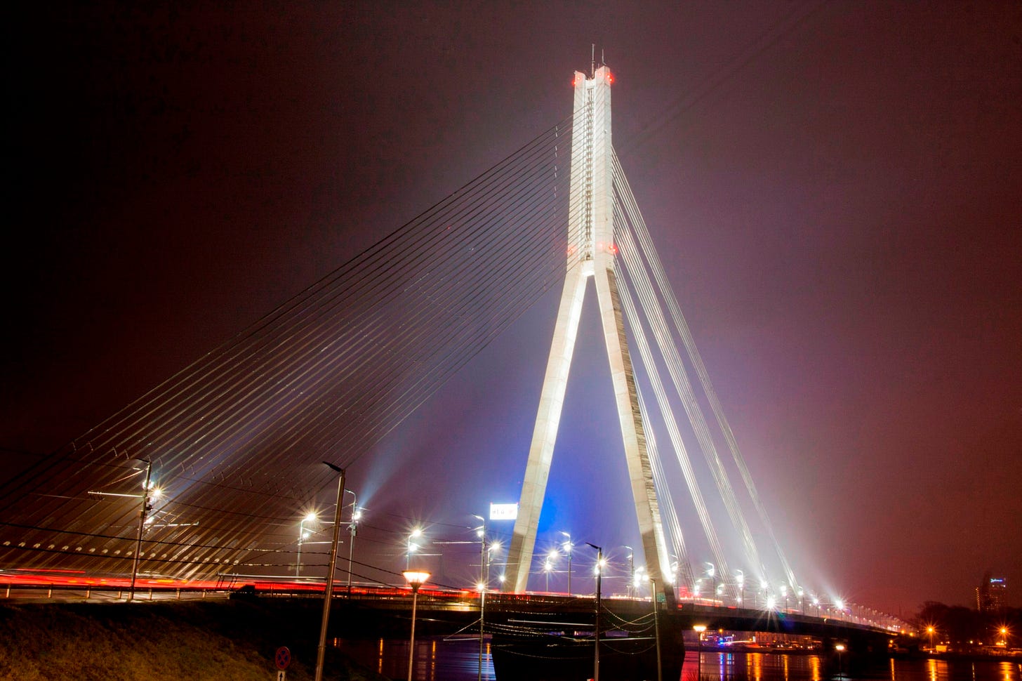AS Latvijas tilti nodod Rīgas pilsētai dāvinājumu – Vanšu tilta  apgaismojumu - 15min.lv
