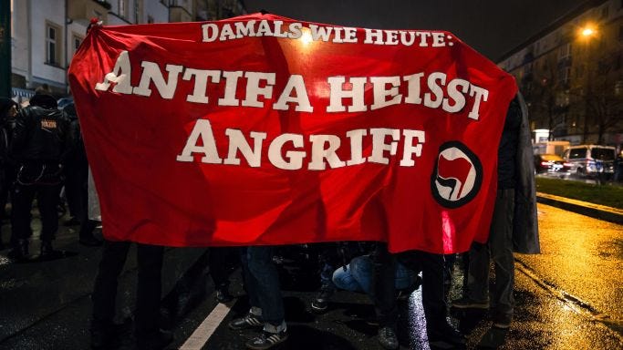Die Aufnahme stammt von der 25. Silvio-Meier-Demo am 27. November 2017 in Berlin-Friedrichshain und zeigt Anhänger der „Antifa“, die ein Transparent hoch halten.