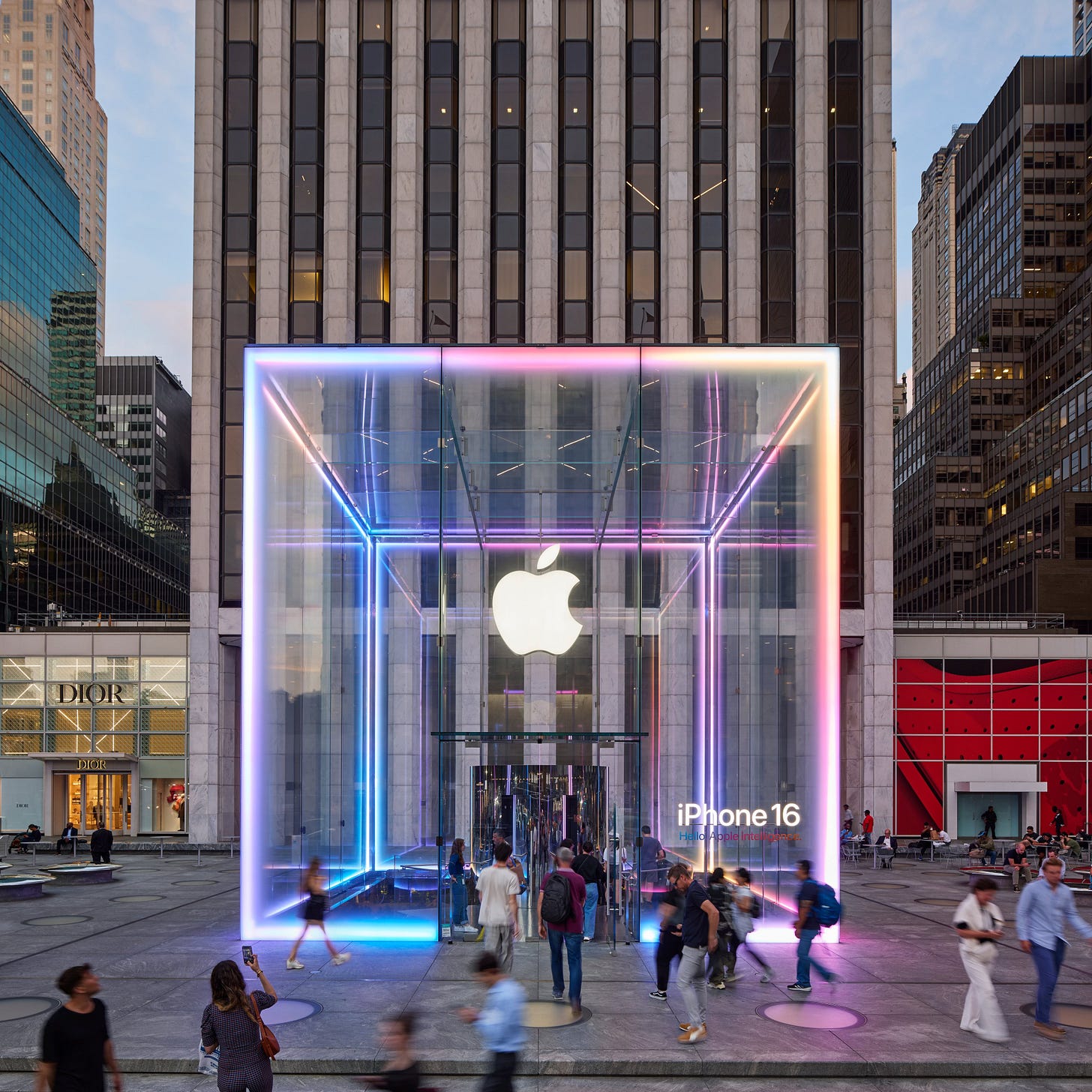 Apple Fifth Avenue glowing. Apple Fifth Avenue glowing.