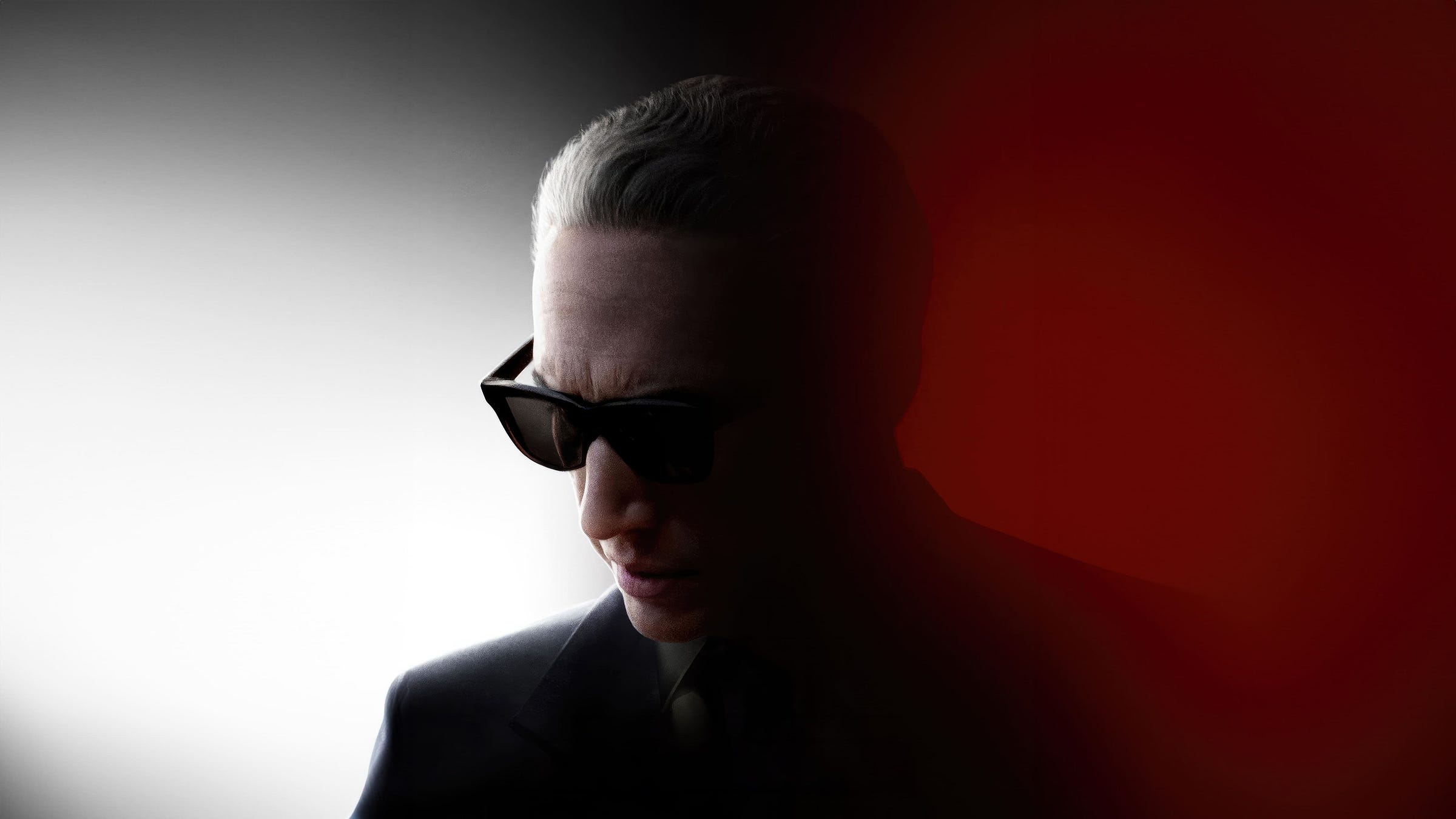 Adam Driver em cartaz do filme "Ferrari", de Michael Mann
