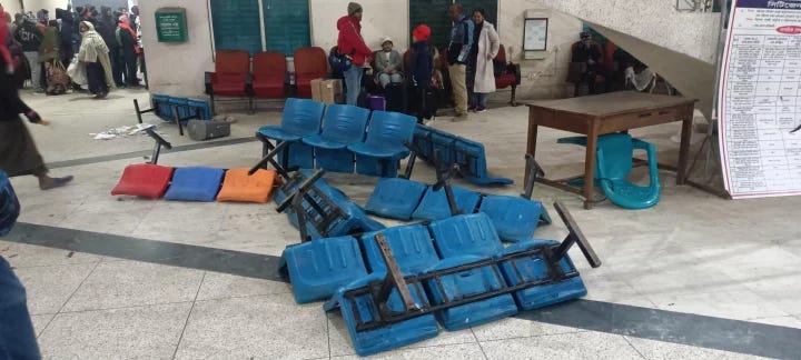 被砸毁的座椅。来源: Dhaka Tribune