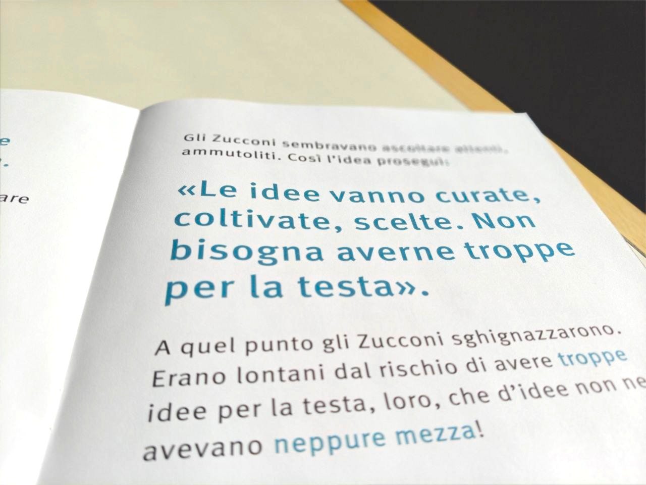 Una pagina della parola IDEA delle Scatoline di effequ, con questa scritta: Le idee vanno curate, coltivate, scelte. Non bisogna averne troppe per la testa". La pagina è appoggiata su un tavolo di legno bianco sporco e nell'angolino in alto a destra si intravede un pezzetto di muro in ombra.