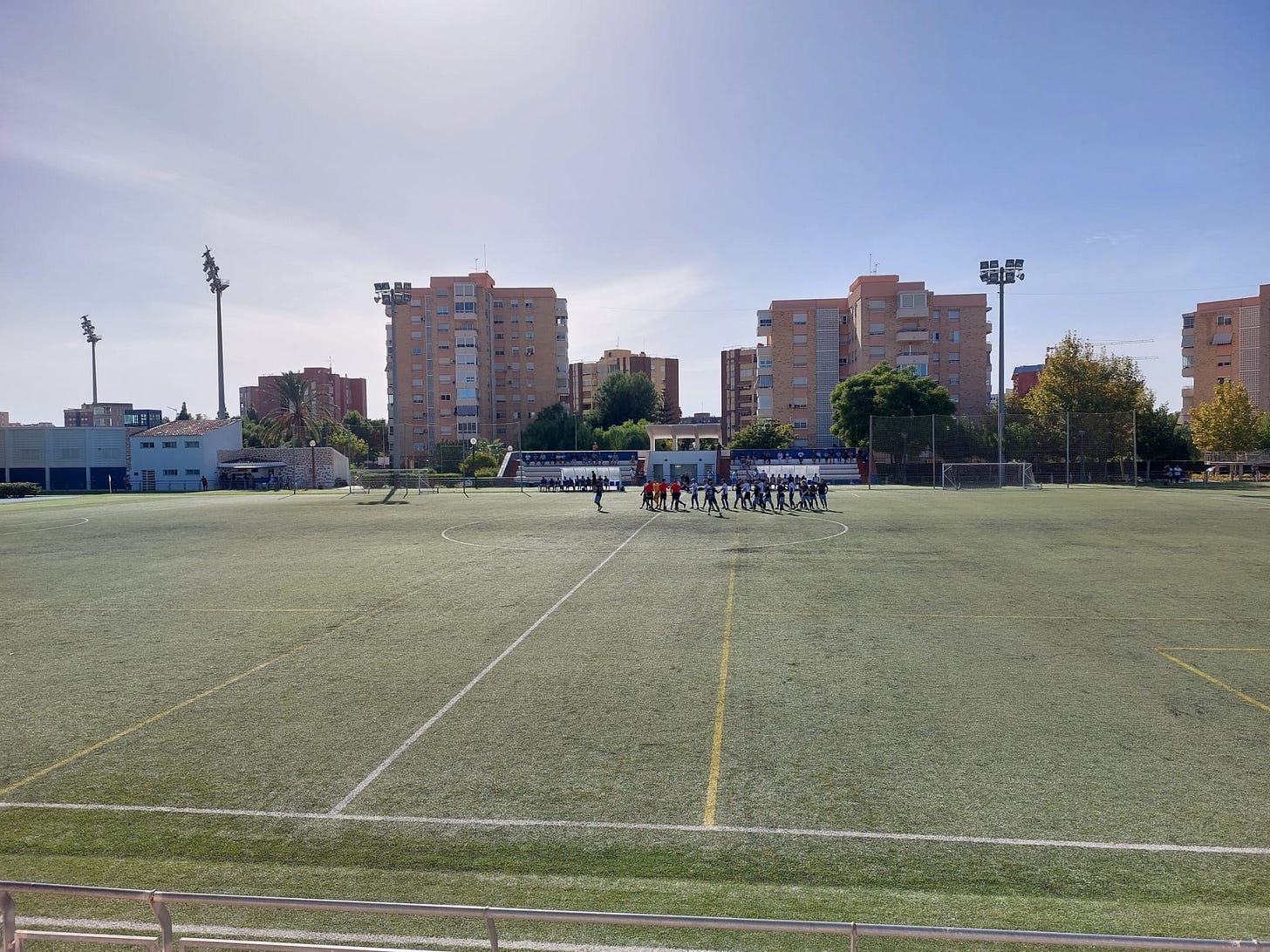 Jugadores de Hércules B y Patacona se saludan antes de jugar el partido de ida Jugadores de Hércules B y Patacona se saludan antes de jugar el partido de ida