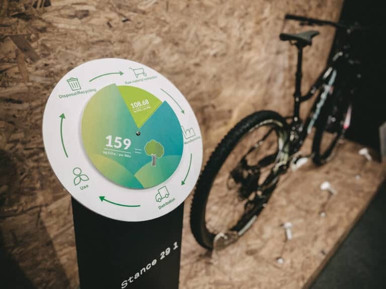 Image d'un stand qui montre une dessin illustrant le recyclage et un velo