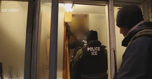 Fear grips Chicago as immigration raids continue, affecting local businesses Fear grips Chicago as immigration raids continue, affecting local businesses