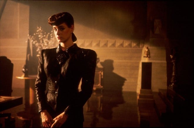 Porque é que a estética de 'Blade Runner' continua a influenciar a moda? - Tendências - Máxima Porque é que a estética de 'Blade Runner' continua a influenciar a moda? - Tendências - Máxima