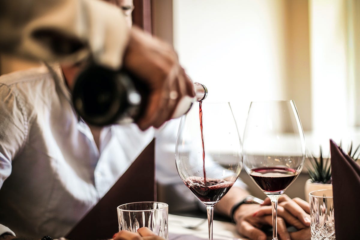 How to serve wine like an expert - Fattoria Montecchio