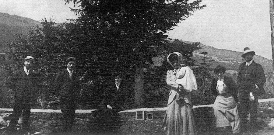 Salvatore Leonardi, Antonio Puccini, Doria Manfredi, Fosca Gemignani-Leonardi, Sybil Seligman, and David Seligman at the Villa Puccini [source]