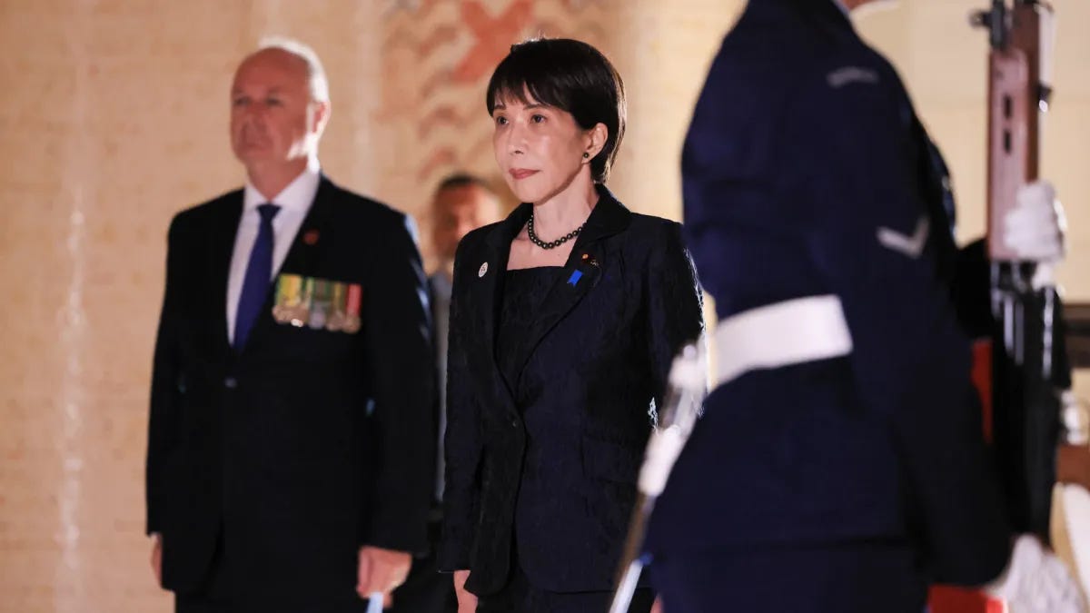 日本首相高市早苗與澳洲總理艾班尼斯在澳洲戰爭紀念館獻花。（日本首相官邸）