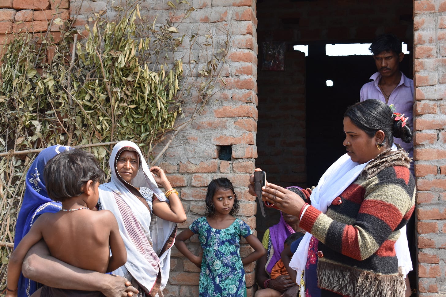 Reporter Sunita Devi reporting from village Bargarh in Mau, Chitrakoot(Khabar Lahariya) Reporter Sunita Devi reporting from village Bargarh in Mau, Chitrakoot(Khabar Lahariya)