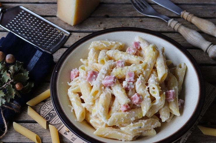 Macarrones con bechamel y jamón cocido
