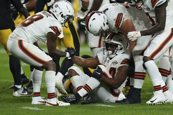 Nick Chubb suffers another severe knee injury, likely ending the Browns  star running back's season | AP News