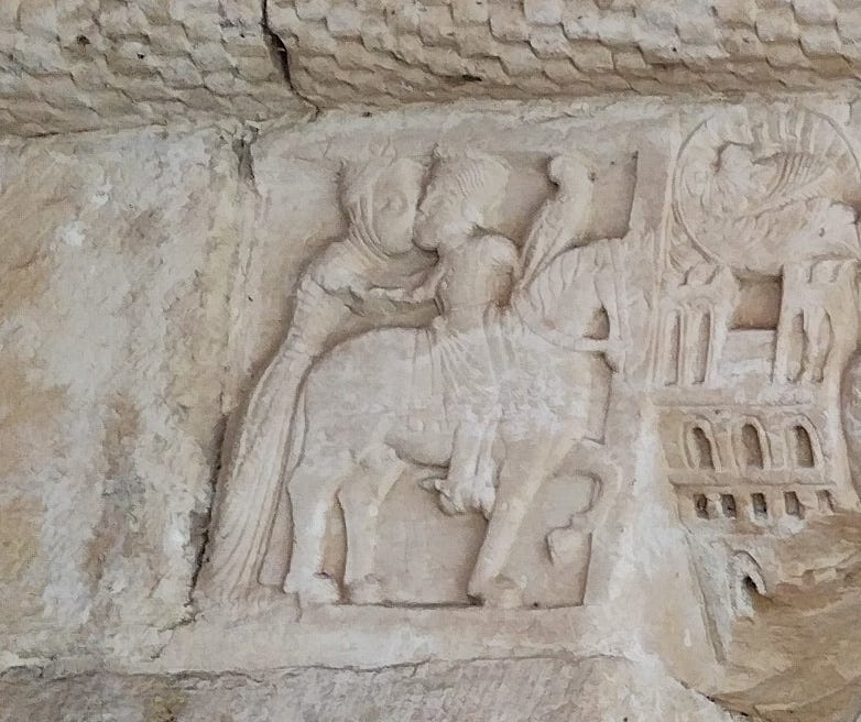 Beso de Favila y Foibluba en el capitel del Monasterio de San Pedro de Villanueva
