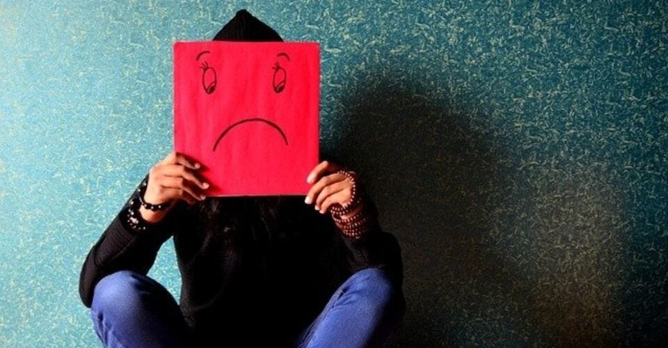 Qué pensamiento provoca la tristeza - Psynthesis Psicología