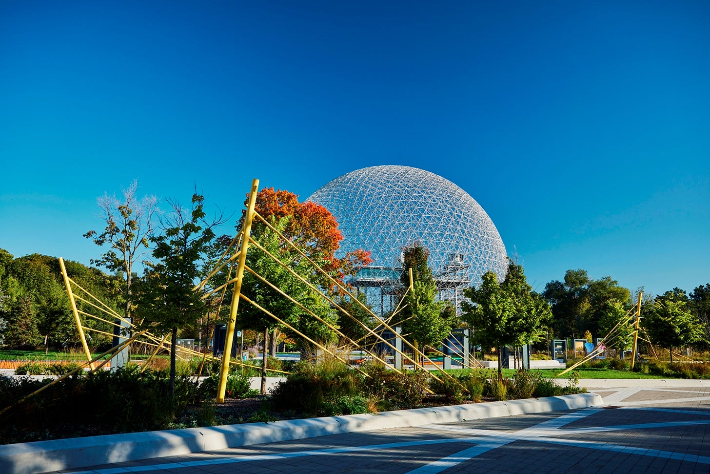 Sculpture L'Utopie, devant la Biosphère Parc Jean Drapeau, 2019
