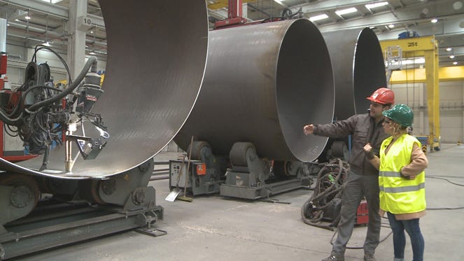Hecho en Castilla y León visita en Aranda de Duero una fábrica de torres  eólicas - cyltv.es