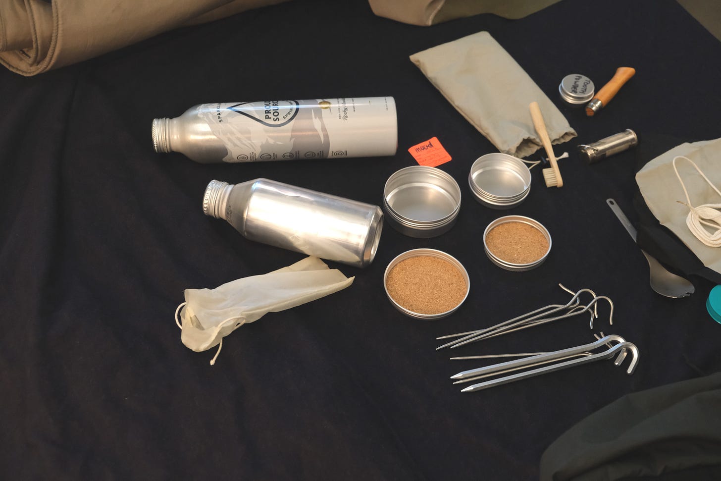 Tins and bags as backpacking kitchen items