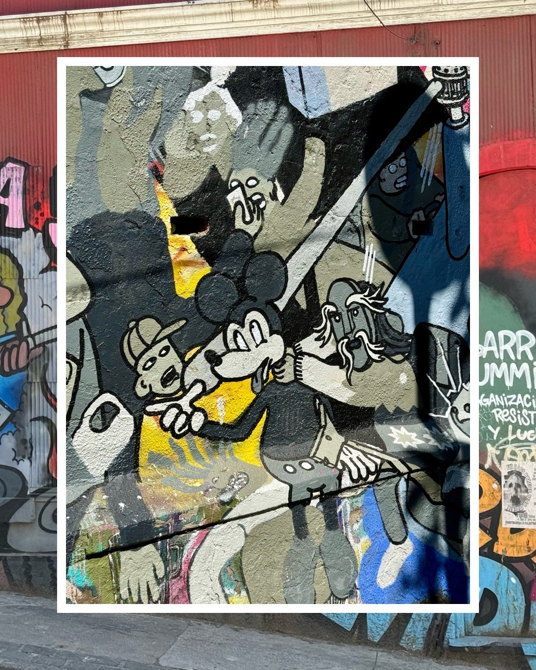 Mural con una escena de alguien ahogando a Mickey Mouse sobre foto de protesta del 50 aniversario del golpe militar de Pinochet. Fotos propias. 