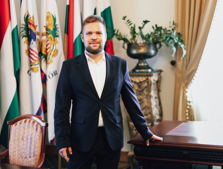 Lehet, hogy egy kép erről: 1 személy, szakáll és öltöny