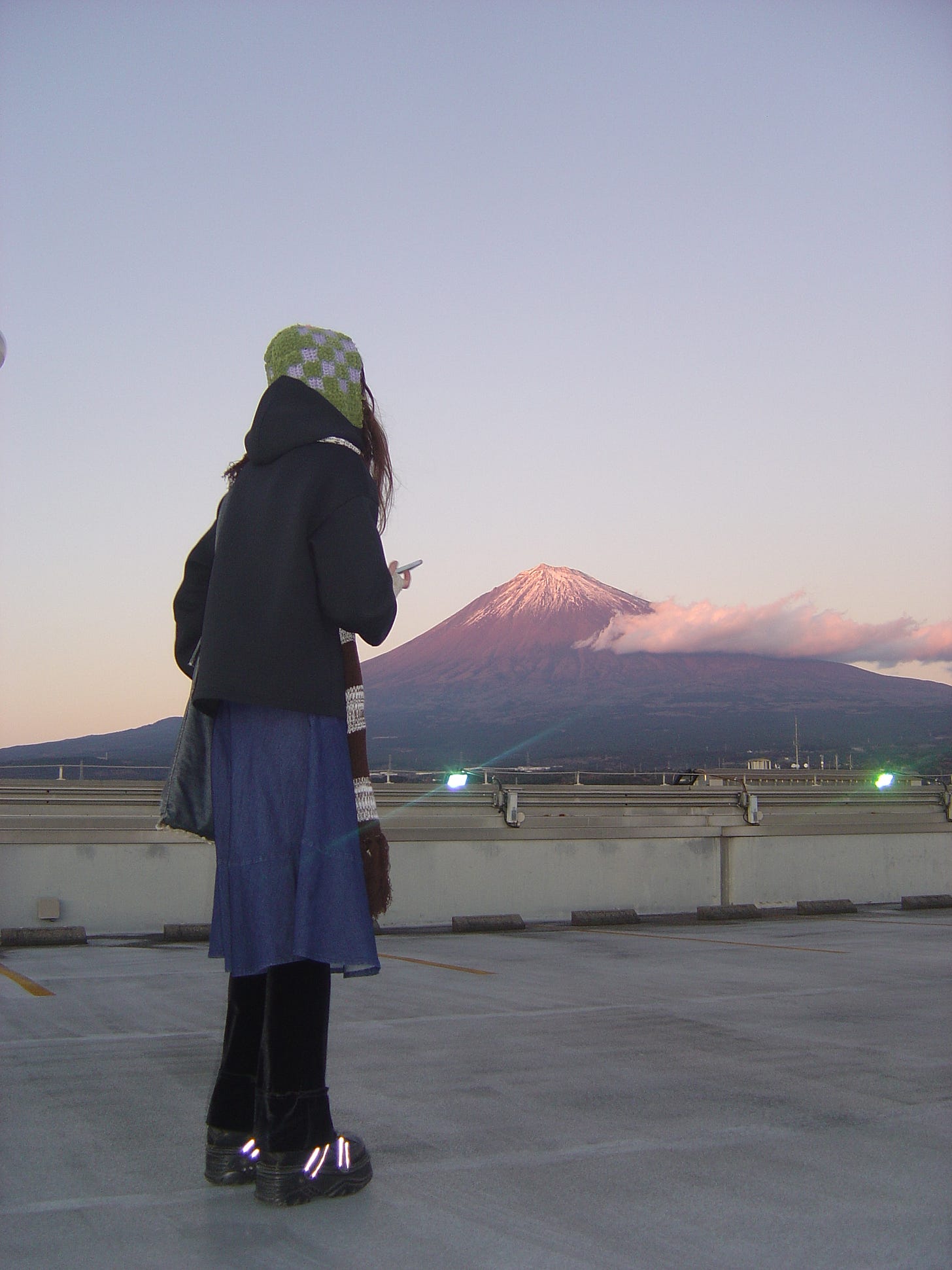 Margot facing the Mount Fuji at dawn.