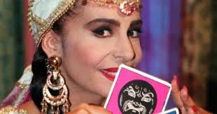 La Zingara della Luna Nera: cosa fa oggi Cloris Brosca, l'attrice che teneva incollati allo schermo milioni di spettatori con le sue carte - Il Fatto Quotidiano La Zingara della Luna Nera: cosa fa oggi Cloris Brosca, l'attrice che teneva incollati allo schermo milioni di spettatori con le sue carte - Il Fatto Quotidiano