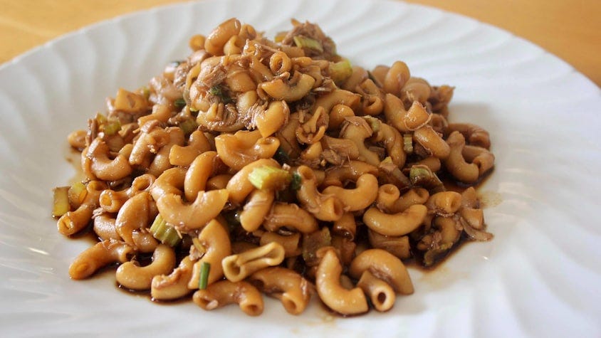Une portion de macaroni chinois dans une assiette blanche.