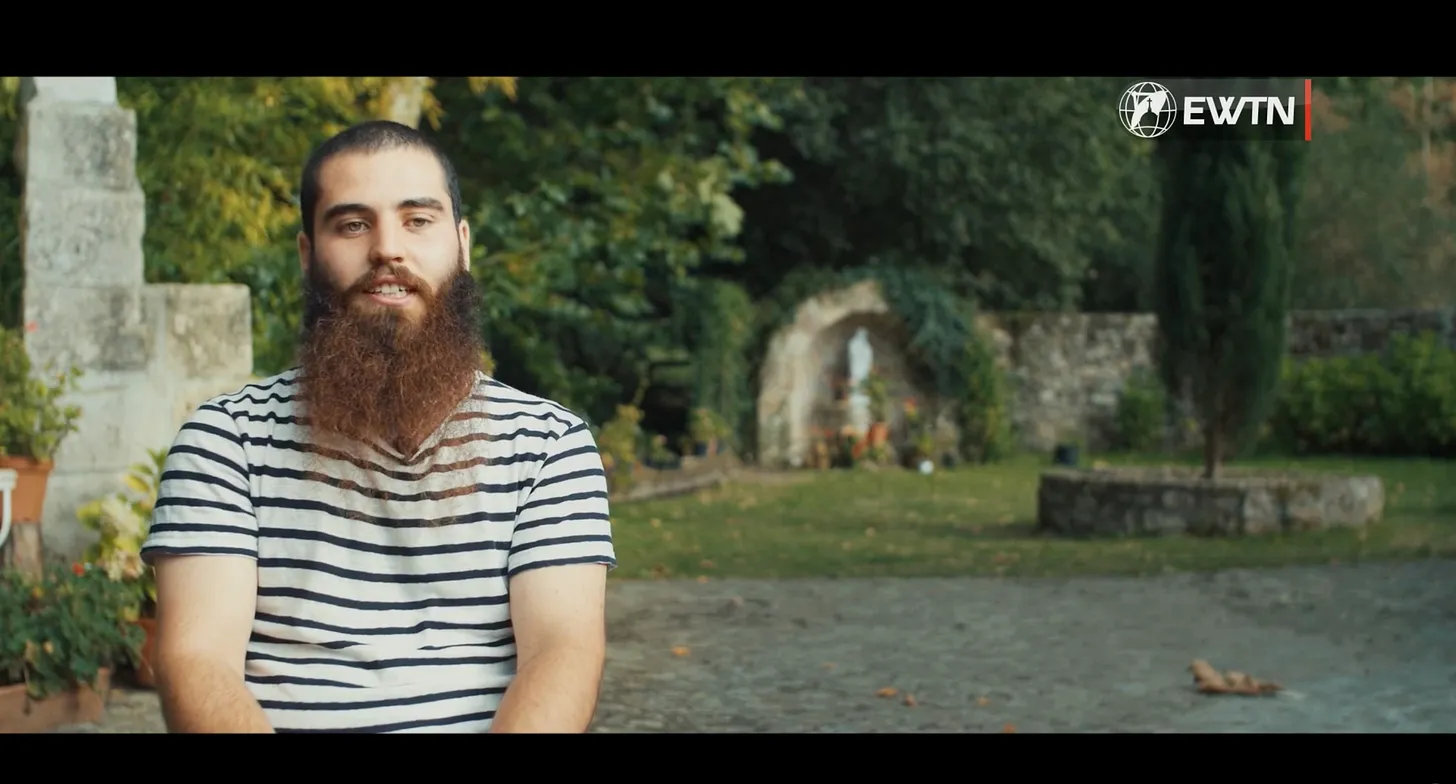 Un joven entra a Cartujo