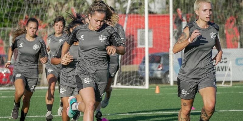 El femenino de Estudiantes recibió una visita de lujo en el entrenamiento –  Eleditorplatense