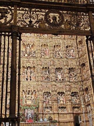Un gran edificio ornamentado con muchas estatuas. El contenido generado por IA puede ser incorrecto.