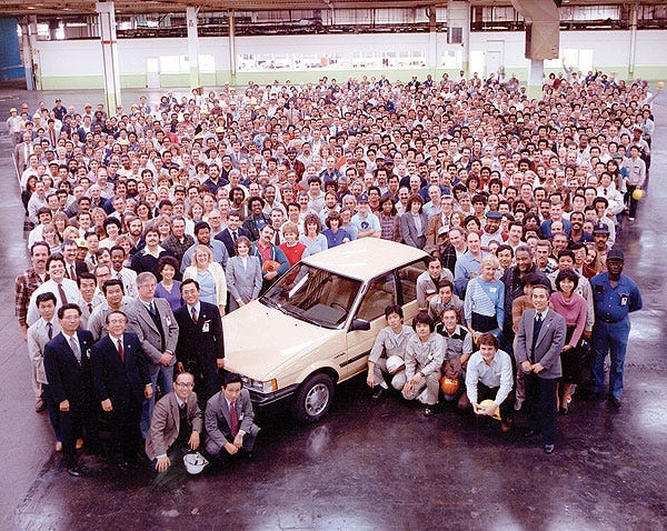 Toyota 與 GM 合作成立 NUMMI 工廠，1984 年生產出的第一輛汽車，Source: Toyota