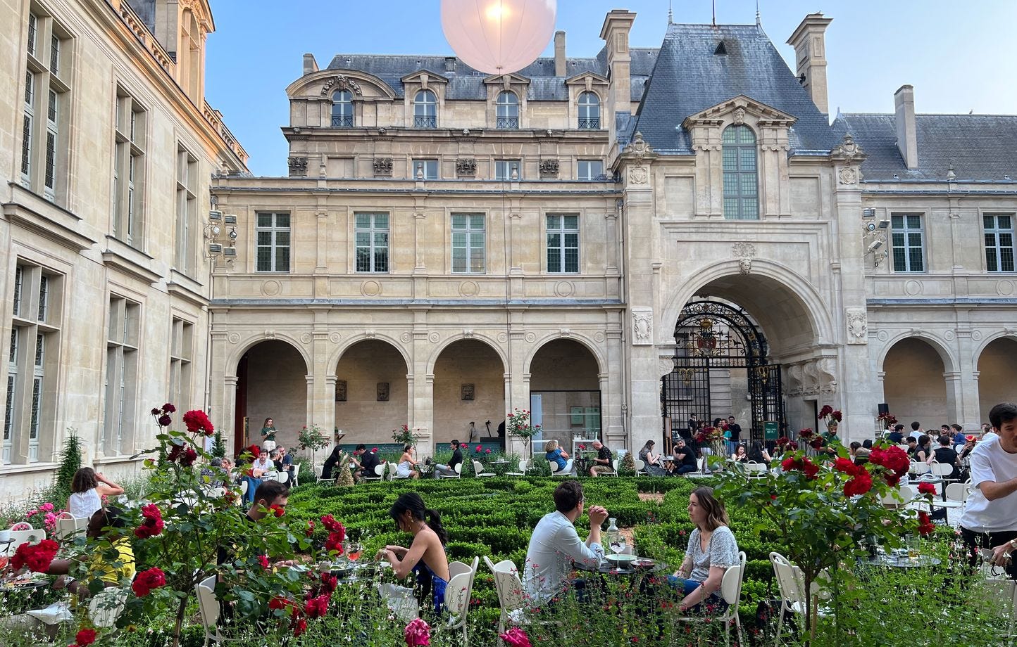 Fabula : Comment le chef Julien Dumas a mis la fabuleuse cour du musée  Carnavalet à sa sauce