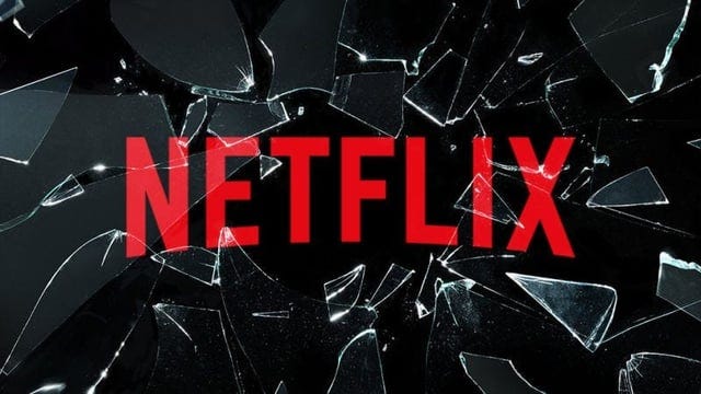 Logo da Netflix no meio de vários cacos de vidro