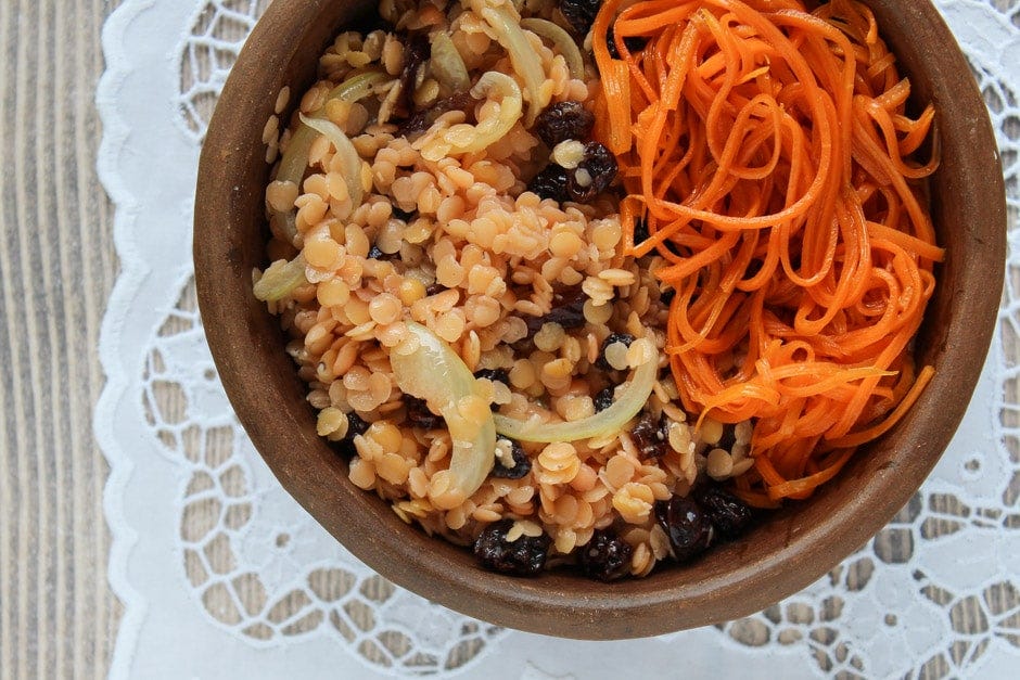Salada de lentilha rosa com cenoura e passas