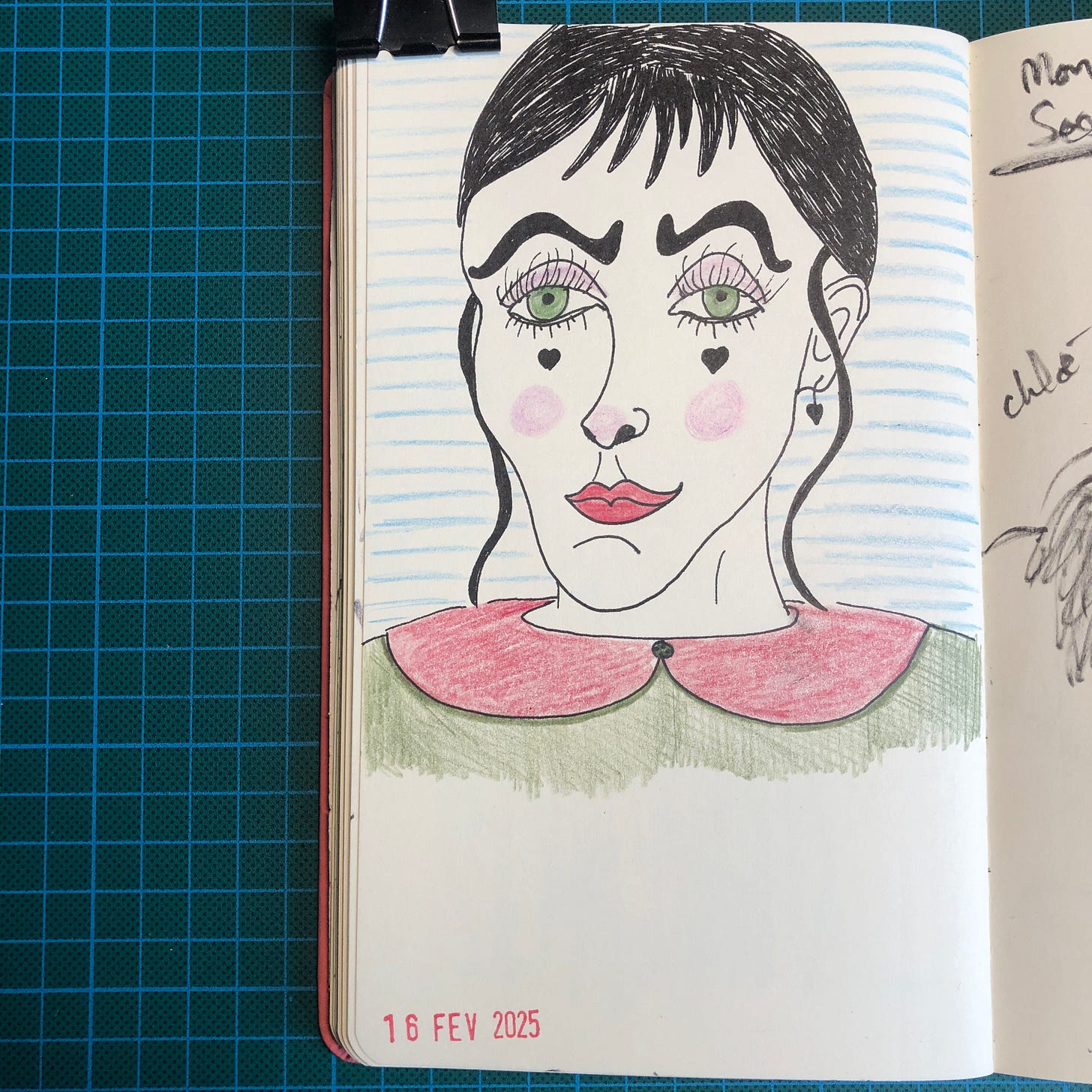 Photo de la page de mon sketchbook où j'ai dessiné une personne au stylo-plume et encre noire, puis aux crayons de couleurs.