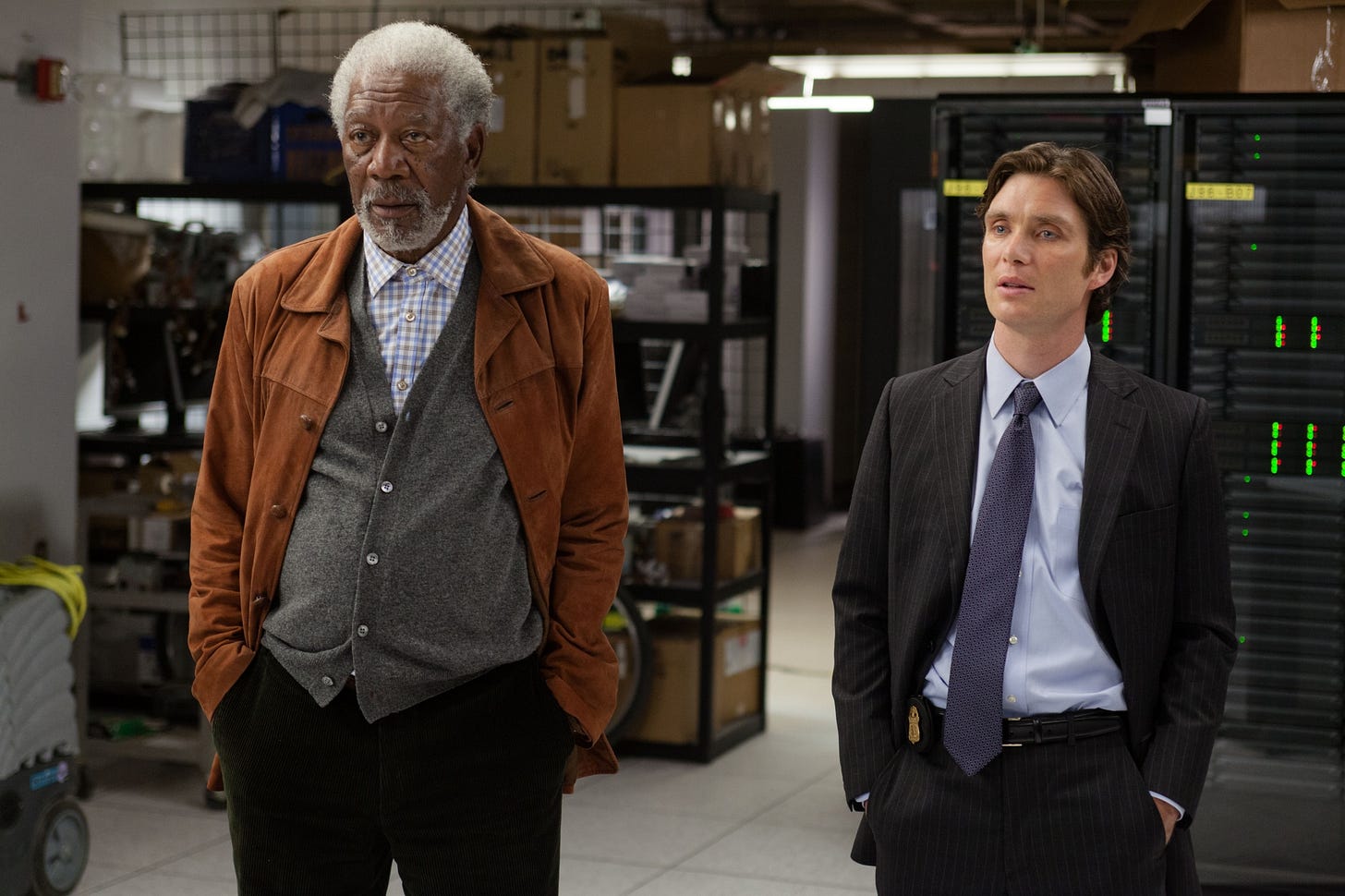 cena do filme transcendence com Morgan Freeman no laboratório do Dr. Will, interpretado por Johnny Depp.