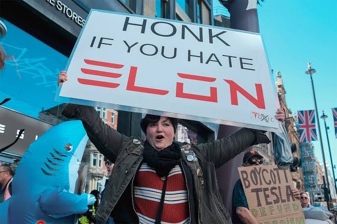 Everyone Hates Elon' Protesters Invite Londoners to Smash Up Tesla in Protest Stunt – Byline Times Everyone Hates Elon' Protesters Invite Londoners to Smash Up Tesla in Protest Stunt – Byline Times