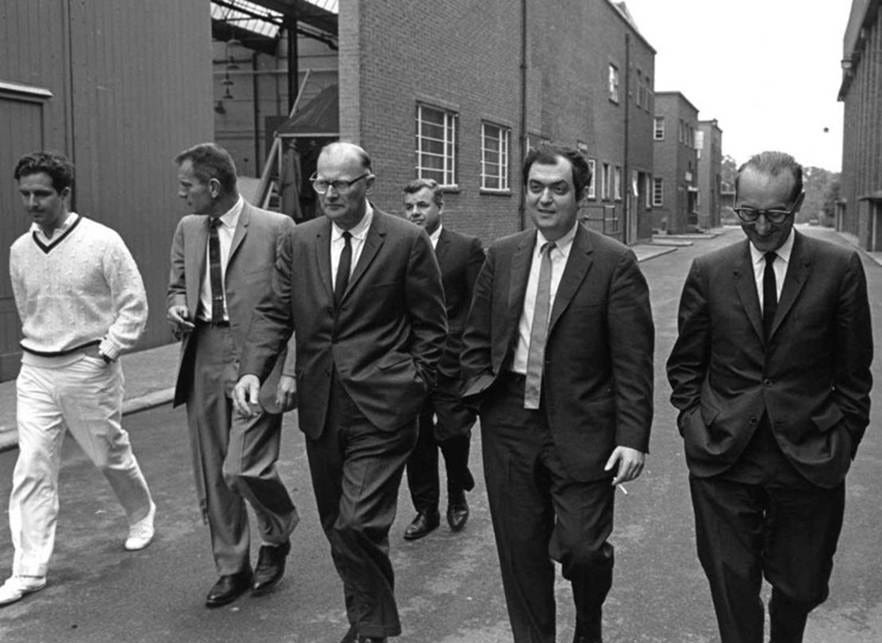 A group of men in business attire walking past industrial buildings.

Door AI gegenereerde inhoud is mogelijk onjuist.