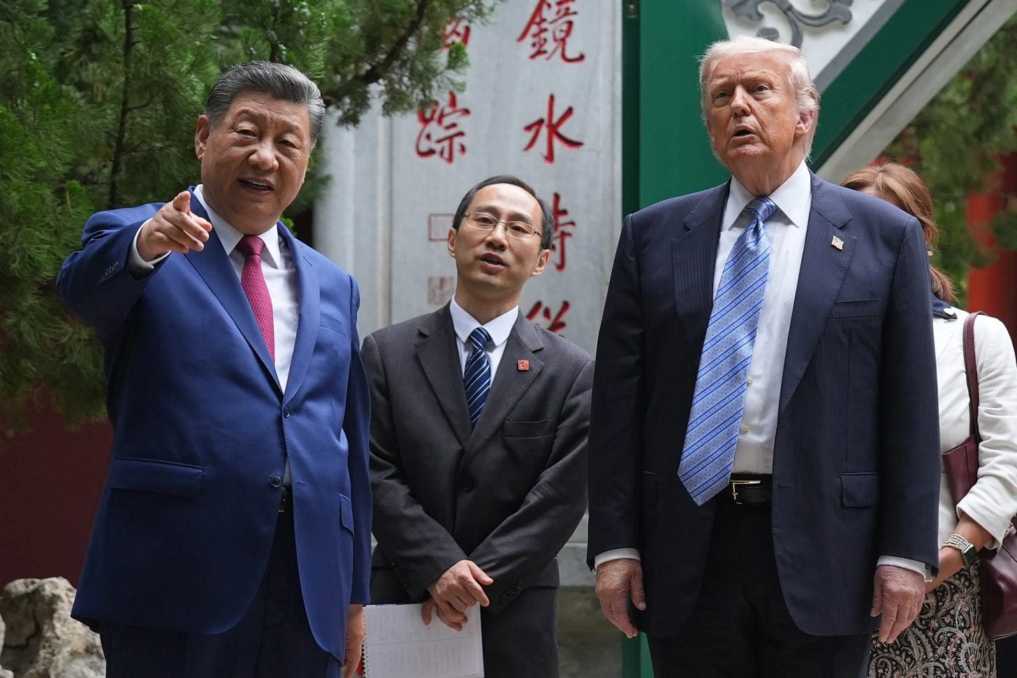 2026年5月15日,中國北京,美國總統川普與中國國家主席習近平在中南海花園參訪期間合影。(美聯社) 2026年5月15日,中國北京,美國總統川普與中國國家主席習近平在中南海花園參訪期間合影。(美聯社)