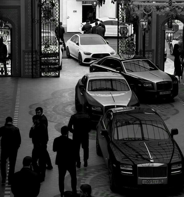 Microrrelato en Sevilla. Coches llegando a un evento exclusivo Microrrelato en Sevilla. Coches llegando a un evento exclusivo