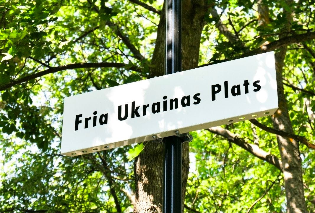 Kan vara en bild av text där det står ”Fria Ukrainas Plats”