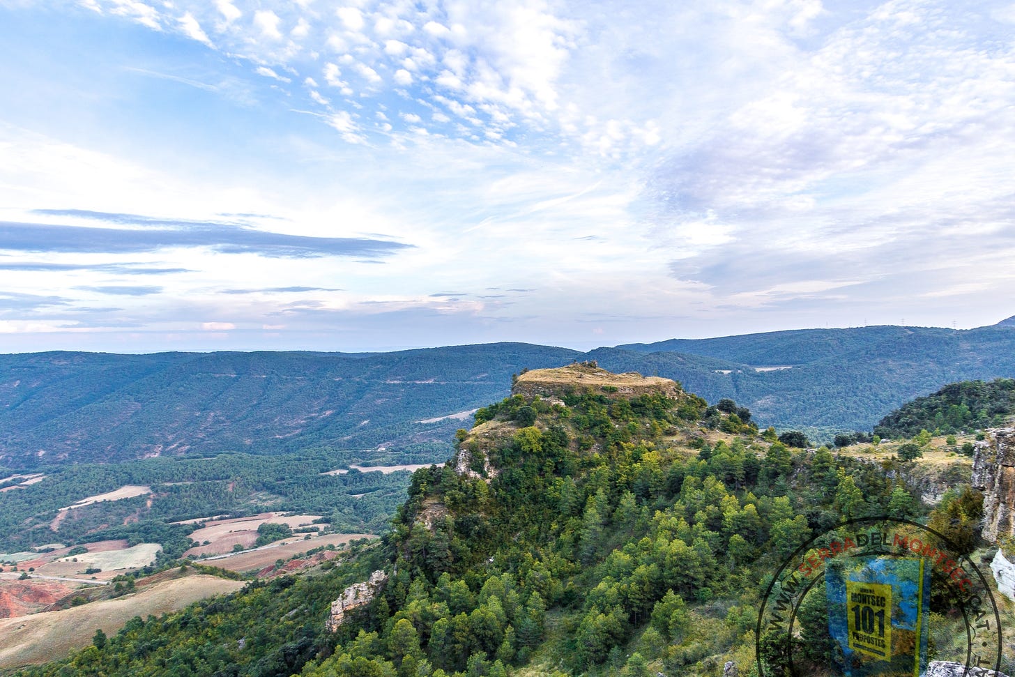Plataforma que conserva les restes de l’antic castell de Toló. Al fons, el coll de Comiols i  la carena del Montsec de Rúbies (o de Meià). A sota el gran forat de la Conca Dellà. Toló, Gavet de la Conca. Pallars Jussà. Lleida, Catal