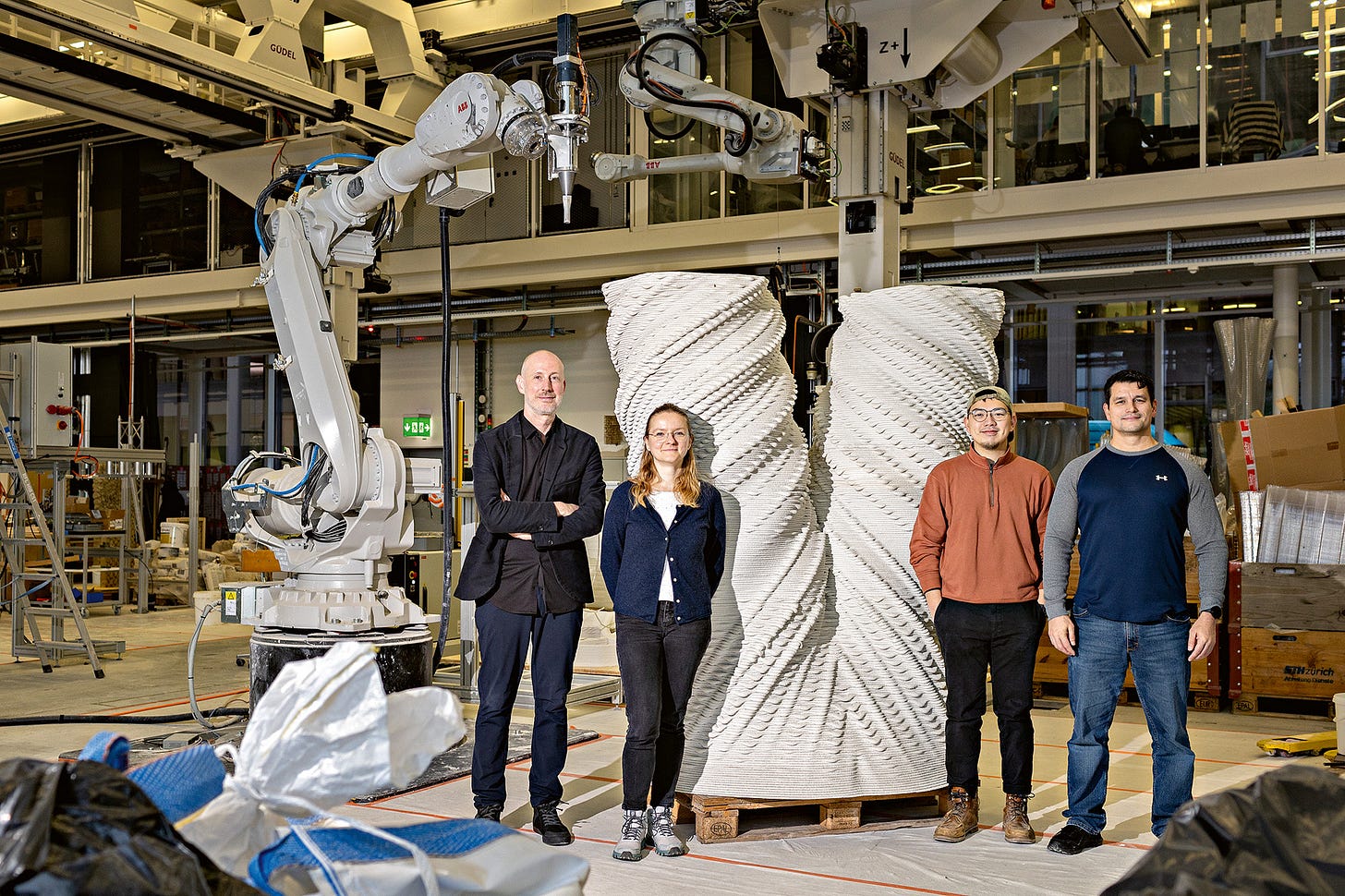 Benjamin Dillenburger, Ana Anton, Che Wei Lin and Timothy Wangler are standing in front of a printed column